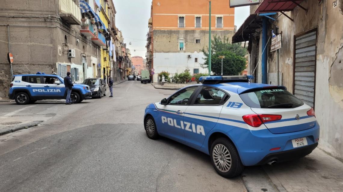 Incendia uno scooter poi si barrica in casa: arrestato