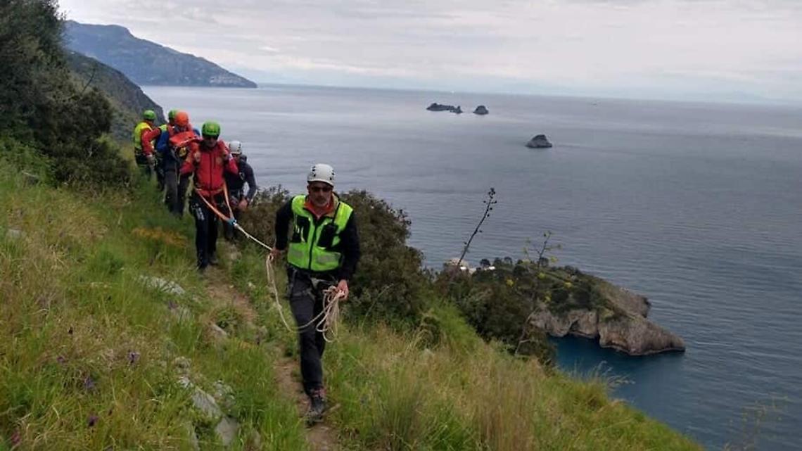 Doppio soccorso sul Sentiero degli dei, donna in ospedale