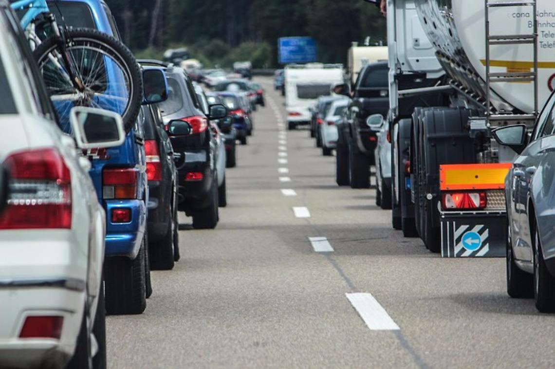 Perde il portafoglio sull’autostrada, un agente lo ritraccia e glielo riconsegna