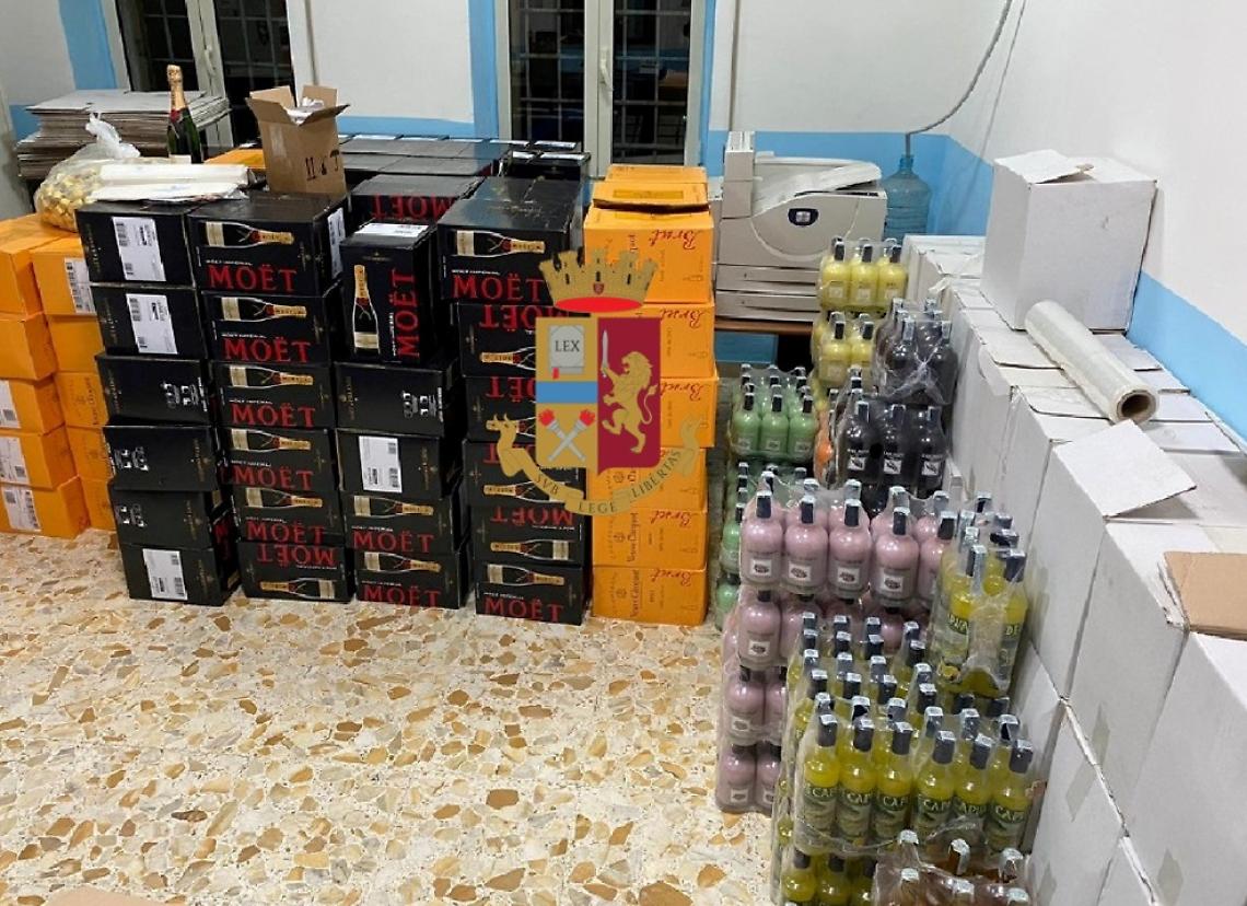 Migliaia di bottiglie di falso champagne in casa, nei guai 38enne