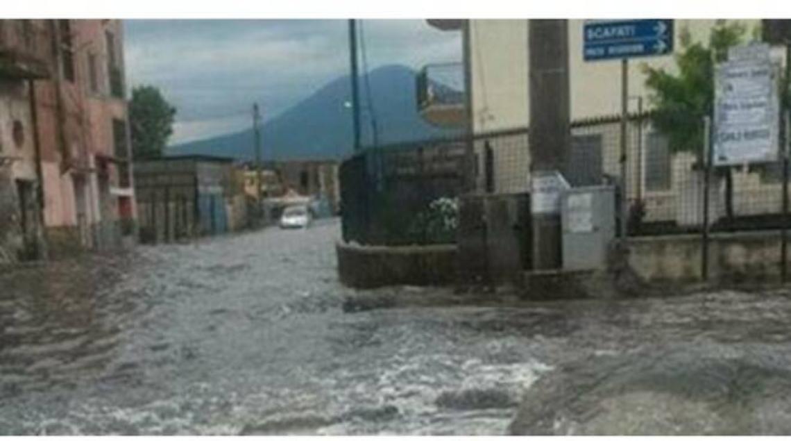Infiltrazioni d'acqua, sgomberate 8 famiglie a Torre del Greco