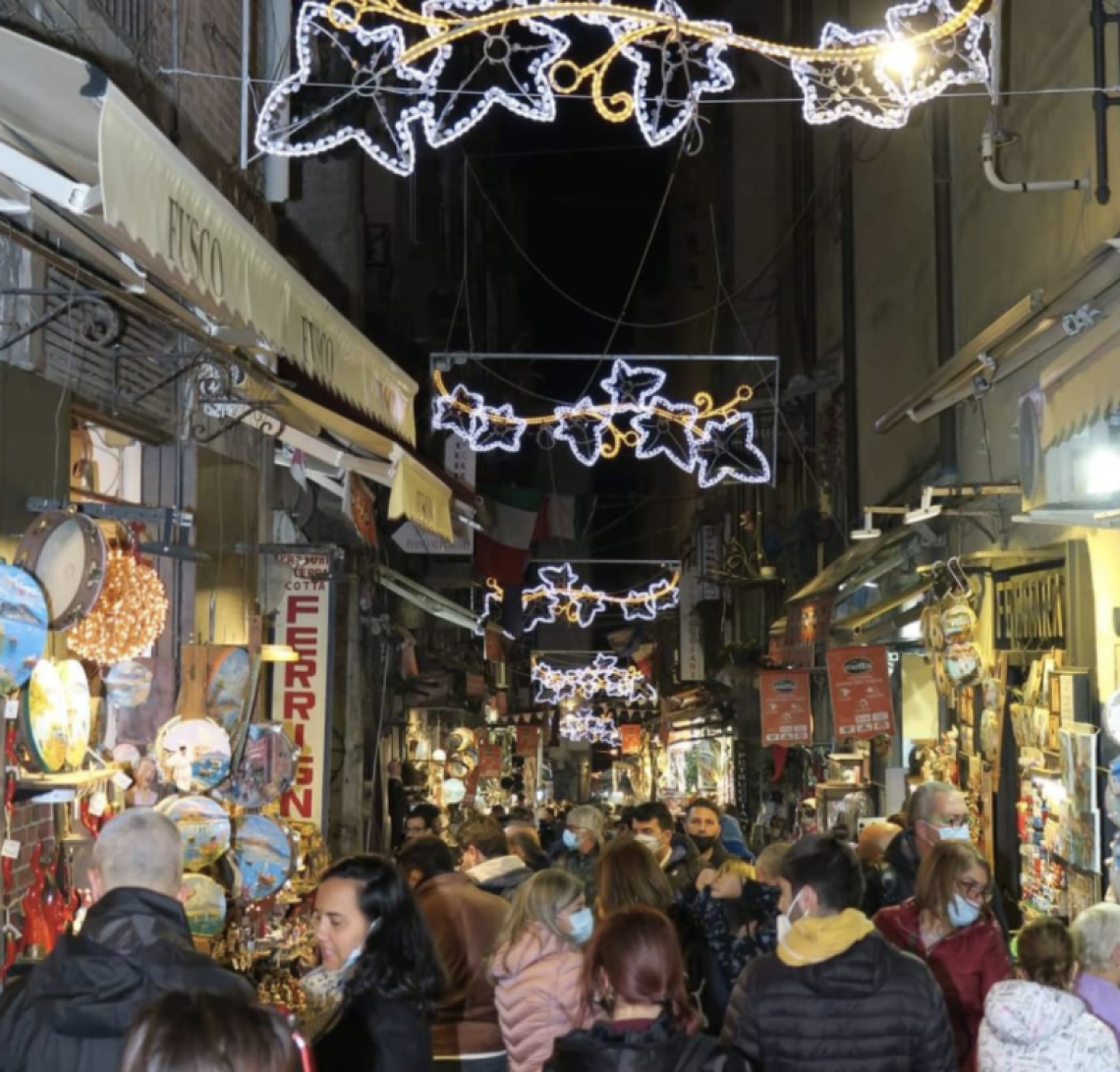 Napoli, senso unico pedonale nella strada dei presepi
