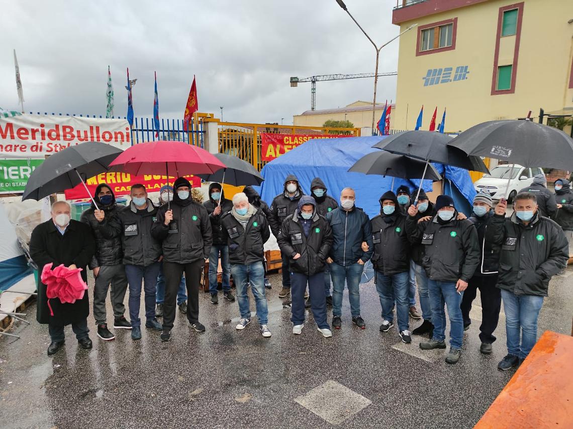 Meridbulloni: ottavo giorno di presidio, battendo i denti nelle tende, con il Vesuvio imbiancato