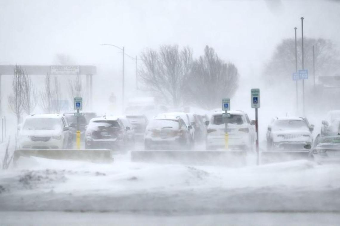 Usa sommersi dalla neve, almeno 37 morti nella bufera di Natale