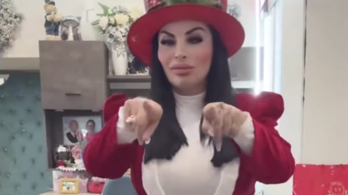 Natale, Rita De Crescenzo consegna i regali a 200 euro: è polemica