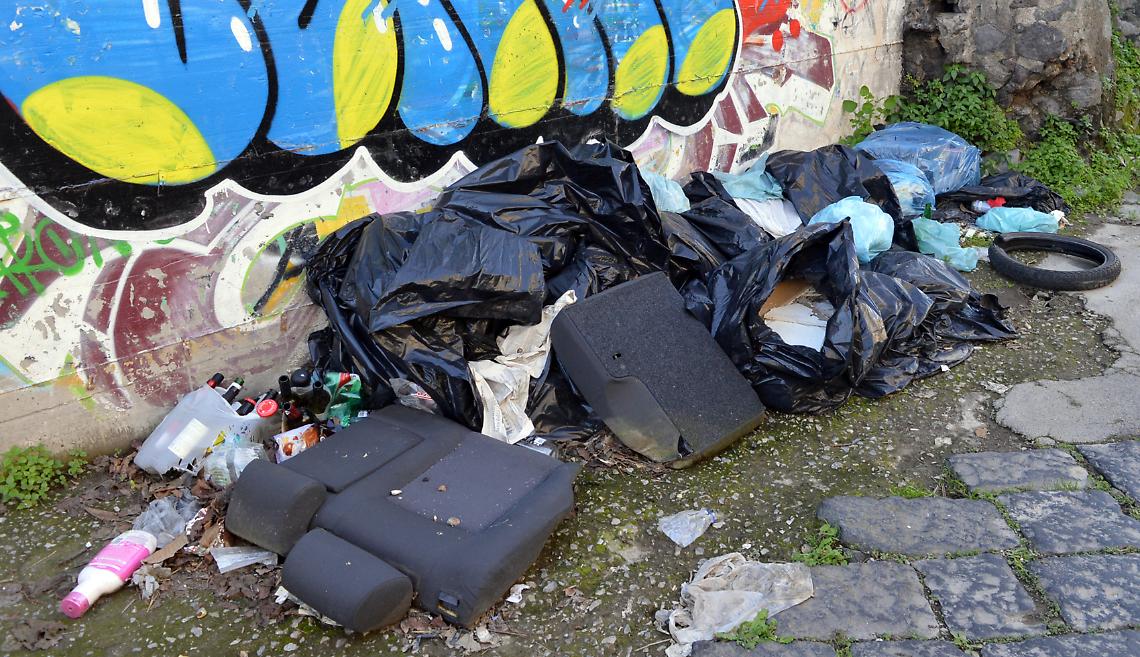 Ercolano, discarica a cielo aperto a pochi passi dal liceo