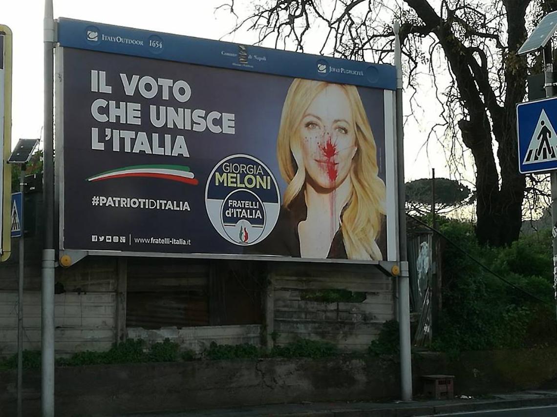 Napoli, vernice rossa sui manifesti della Meloni