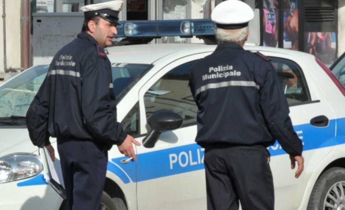 Omissione di soccorso, droga e soldi falsi: finisce nei guai