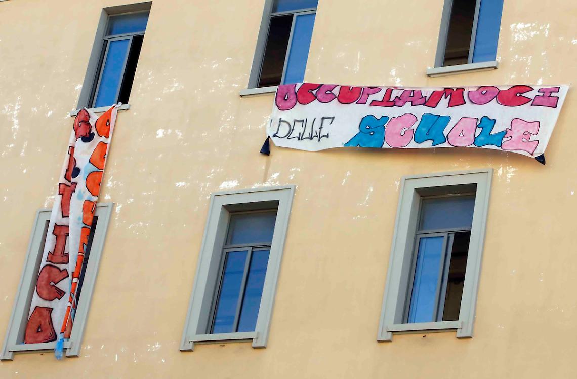 Scuola, a Napoli studenti occupano i licei: rientro in sicurezza