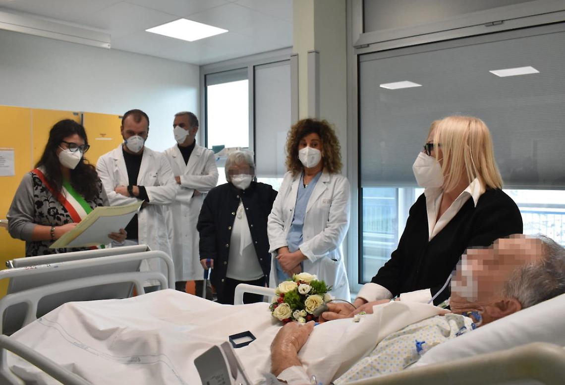 La sposa mentre è intubato, lo speciale matrimonio di Vincenzo e Maria Grazia in Rianimazione