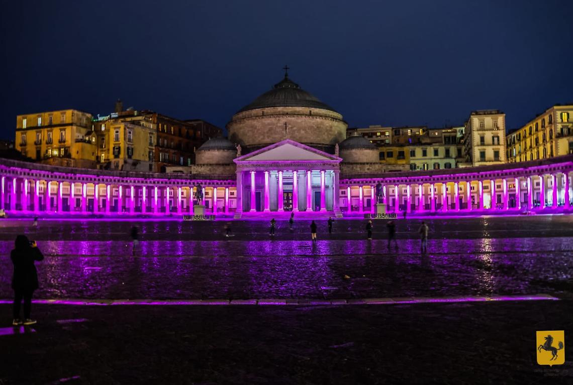 Napoli, il colonnato di piazza Plebiscito in rosa per il Giro d'Italia