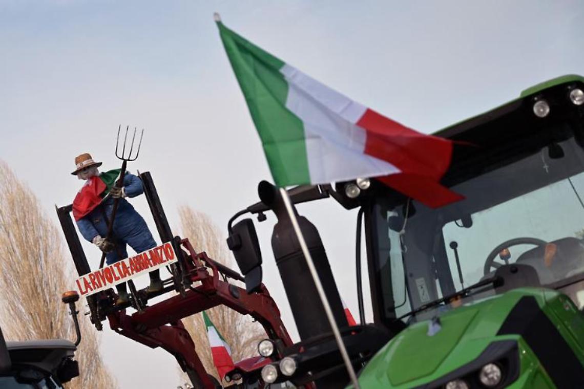 A1, protesta agricoltori blocca il traffico: chiuso il casello di Orte