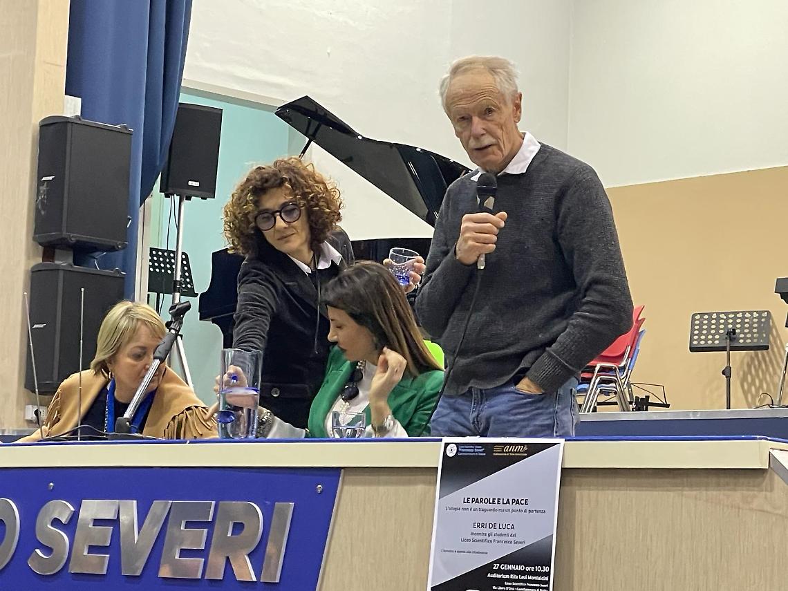 Erri De Luca: «Donne, non subite le sopraffazioni: chiedete il porto d'armi»