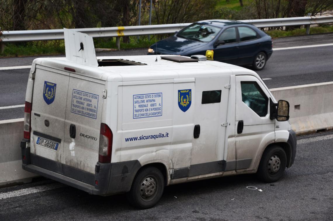 Rapina a portavalori, in manette guardia giurata
