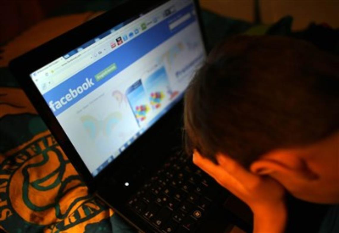 Simula impiccaggione per mettere foto su Facebook: grave tredicenne