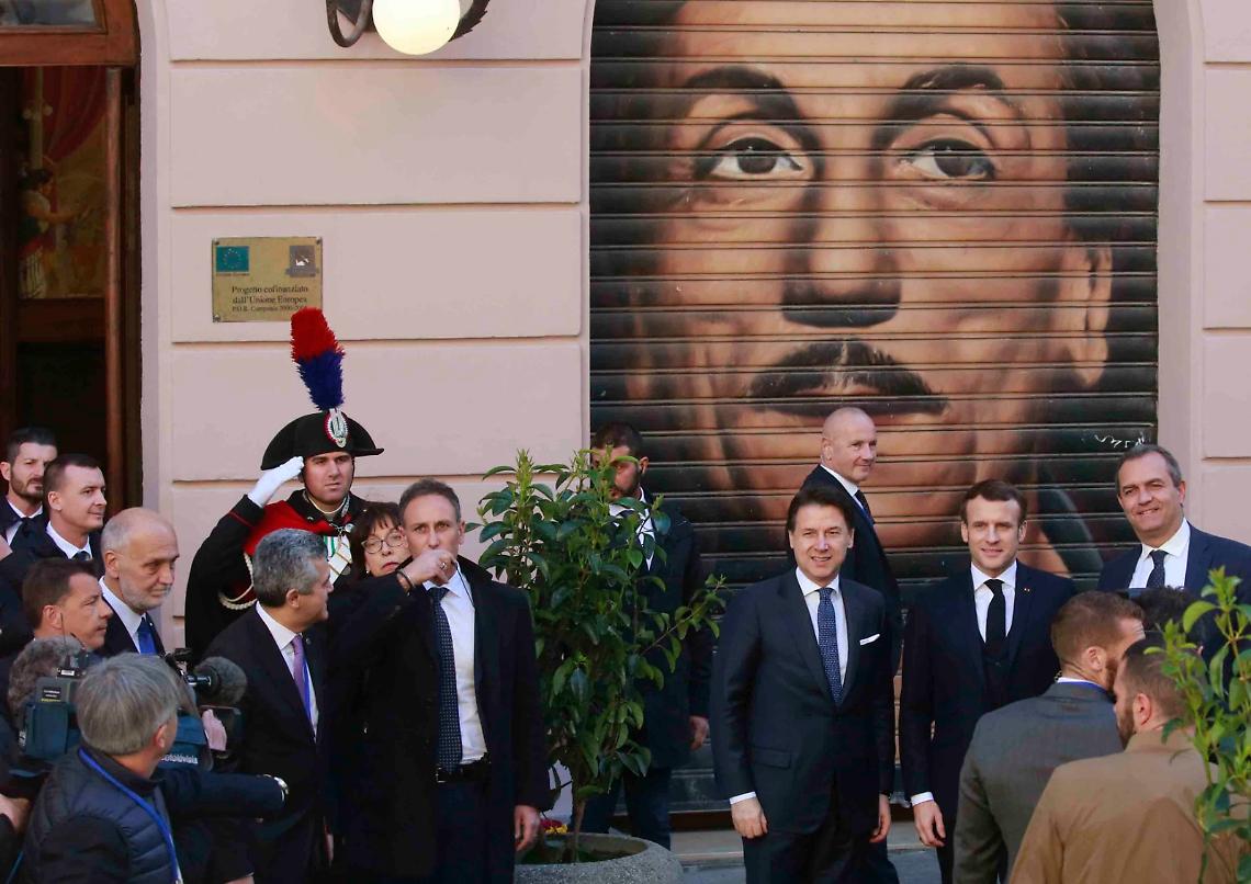 Vertice Italia-Francia a Napoli: le frontiere restano aperte. Macron: «Amo Eduardo». Conte: «La città non ha paura»