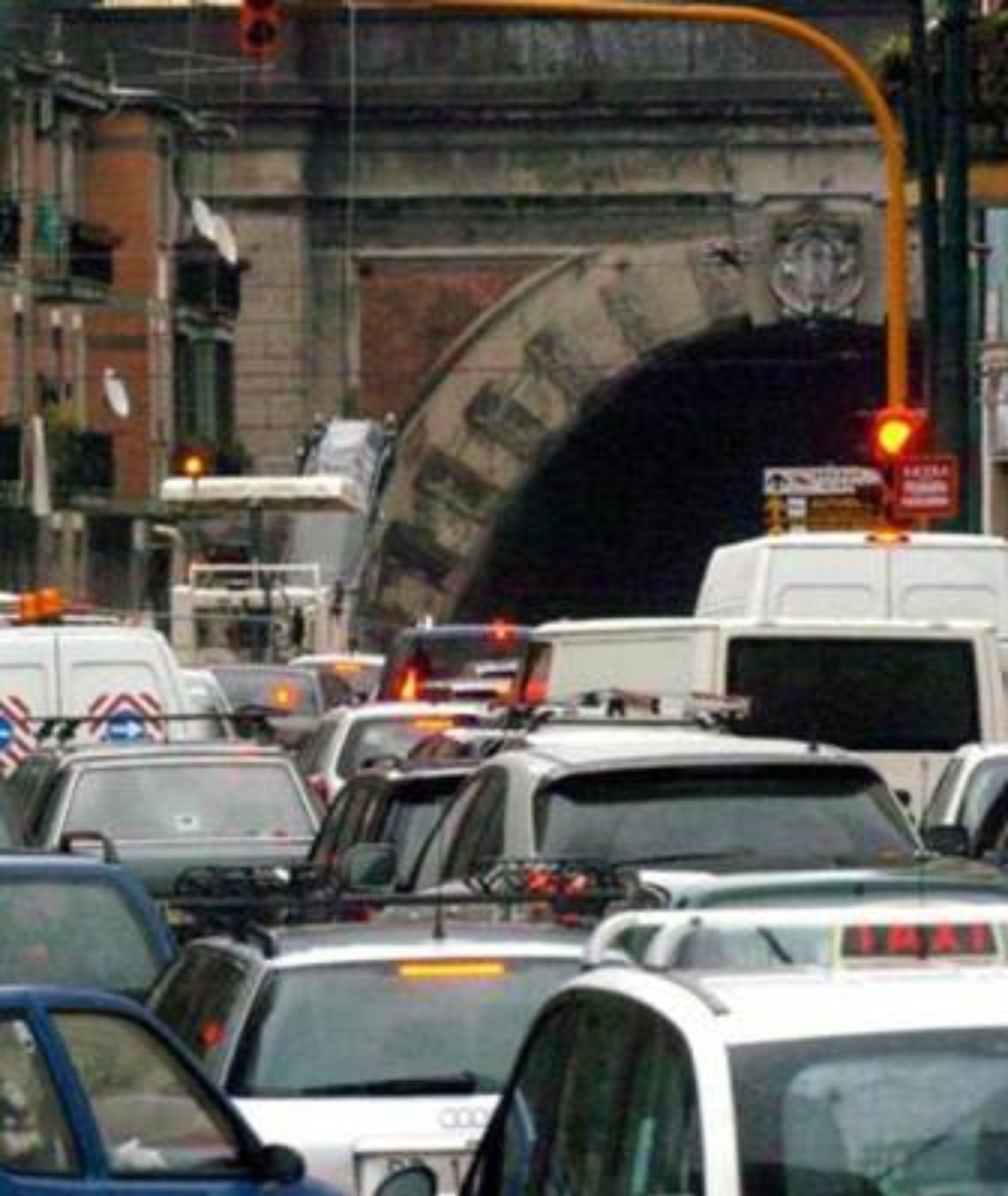 «Traffico insostenibile nel tunnel tra Fuorigrotta a Mergellina»