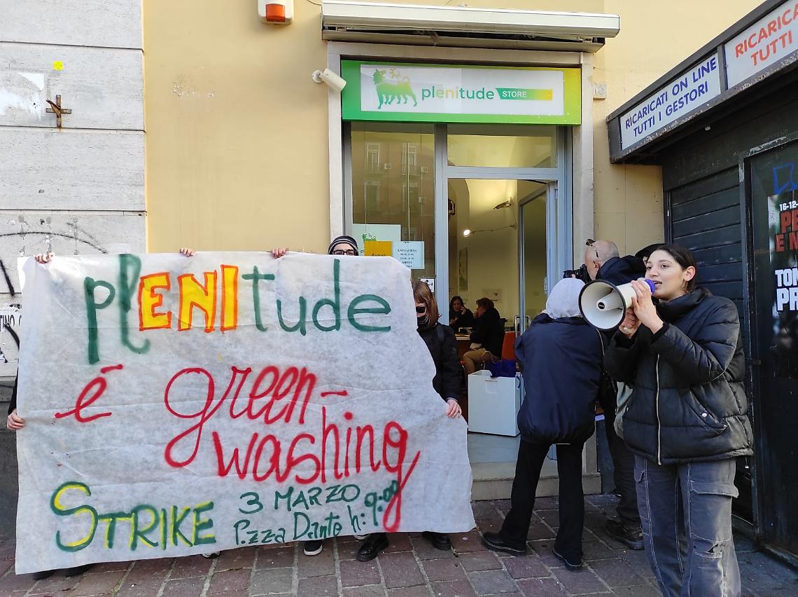Blitz di Fridays For Future al Plenitude Store di Napoli 
