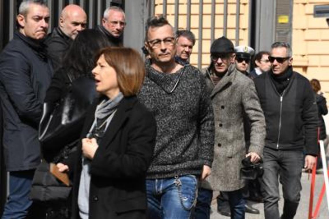 "Era uno di casa", in fila per l'addio a Frizzi