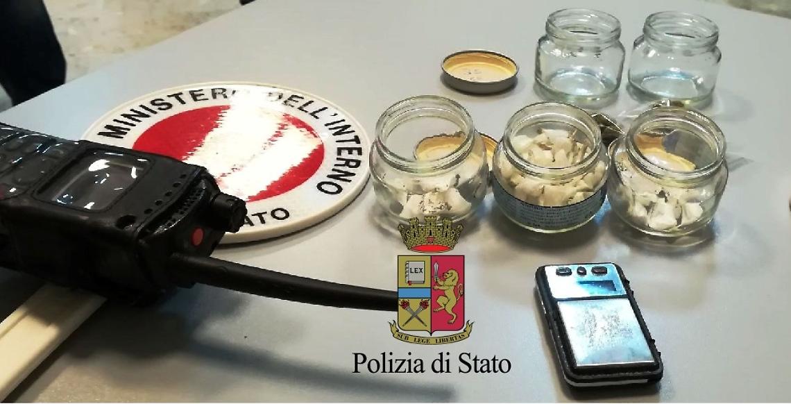 Droga, 85 vasetti di cocaina in un terraneo alla Vicaria
