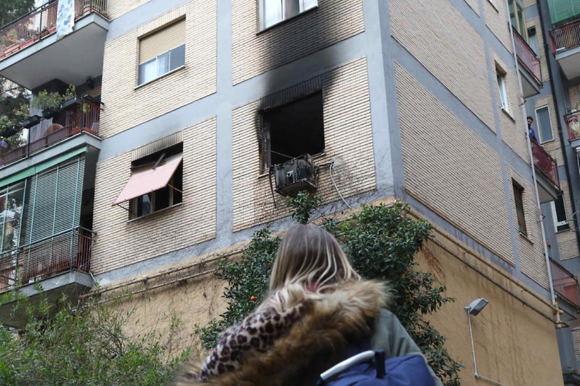 Incendio in un appartamento ai Colli Aminei, tre ferite e decine d'intossicati