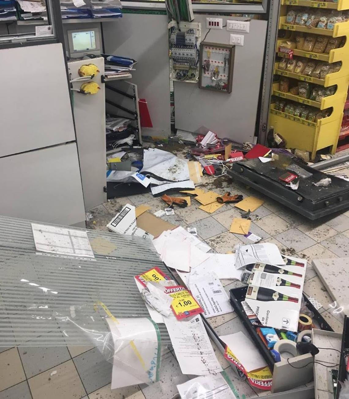 Assalto con la ruspa al supermercato: banditi in fuga senza bottino