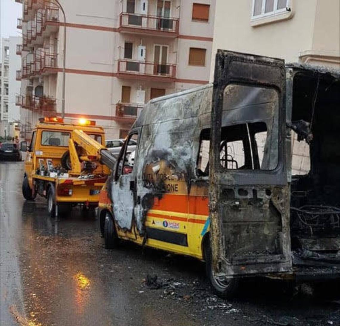 Coronavirus, vandali in azione: bruciate due ambulanze per l'emergenza