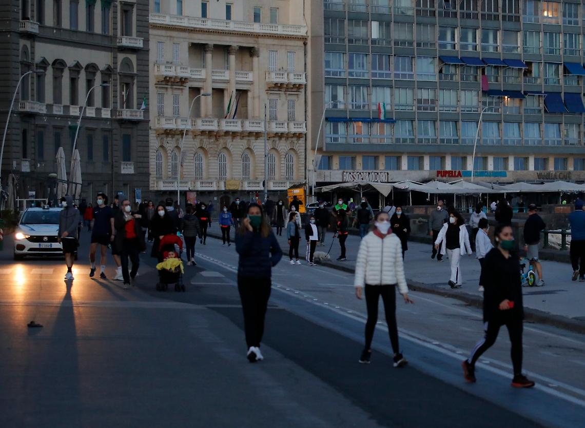 Troppa gente sul Lungomare, De Luca avverte: «O c'è responsabilità o si torna tutti a casa»