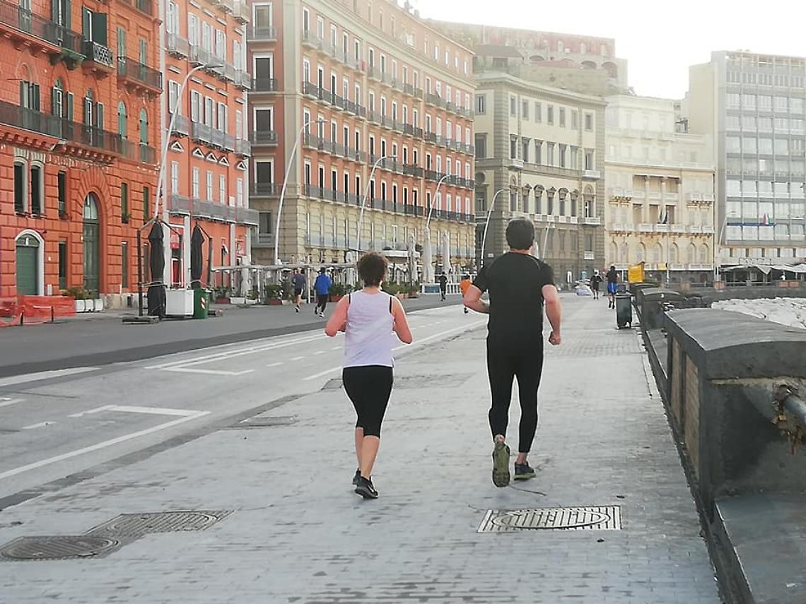 Coronavirus a Napoli, tornano i runner sul Lungomare