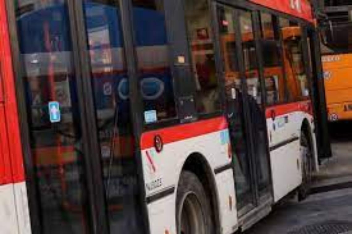 Sul bus senza biglietto aggredisce dipendente Anm: arrestato