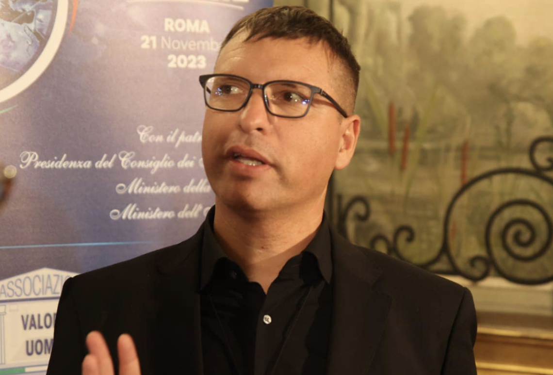 La donazione della Finanza alla Fondazione onlus ''A' Voce d'e Creature''
