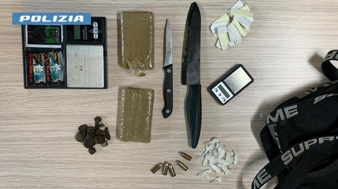 Sorpreso in casa con la droga e 5 cartucce, 28enne arrestato