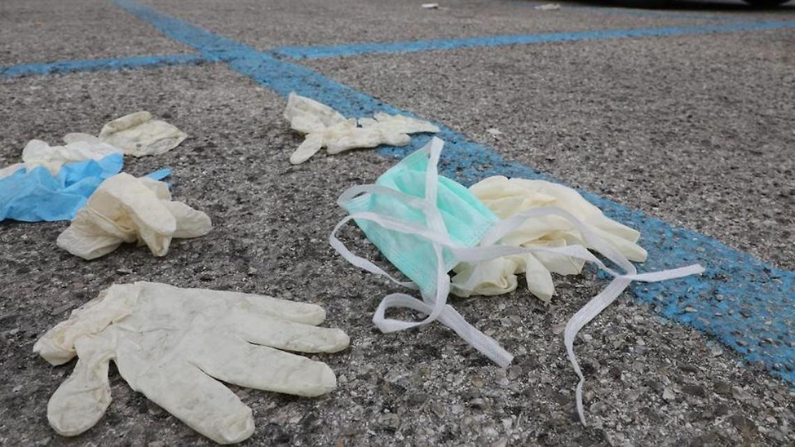 Legambiente ai sindaci campani: «Multe per chi getta a terra mascherine e guanti»
