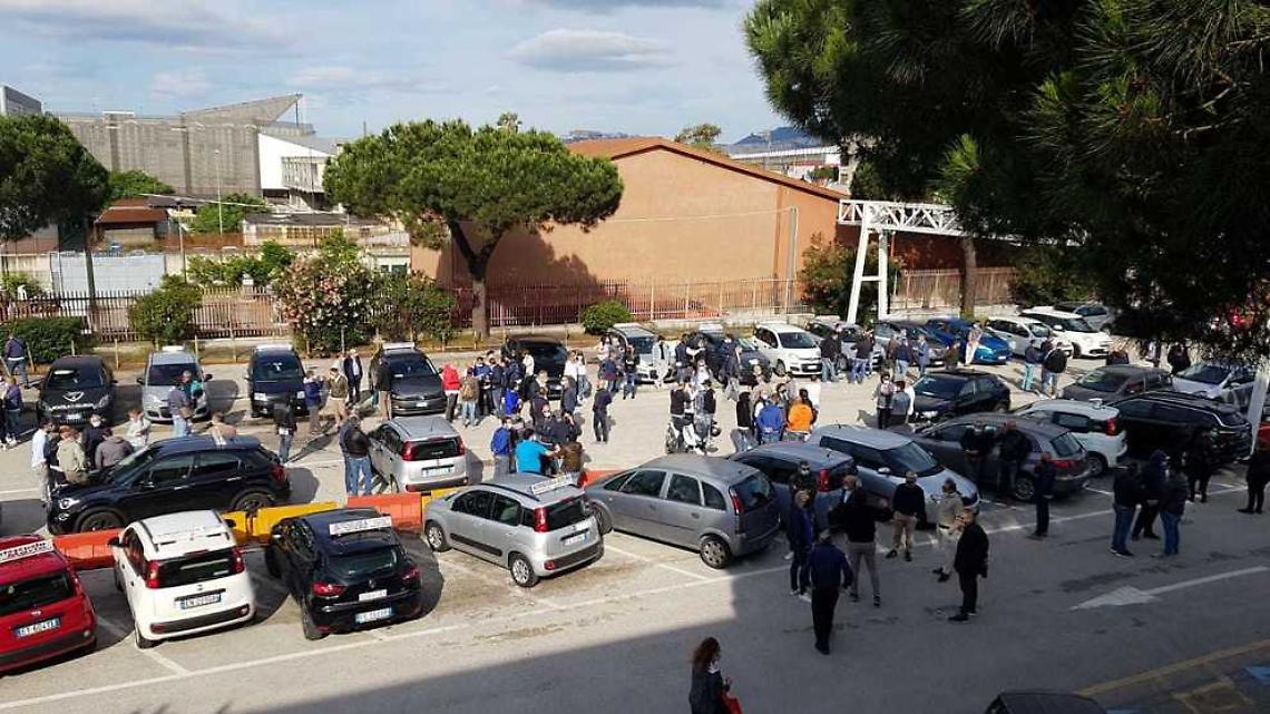 Autoscuole in piazza, protesta a Napoli