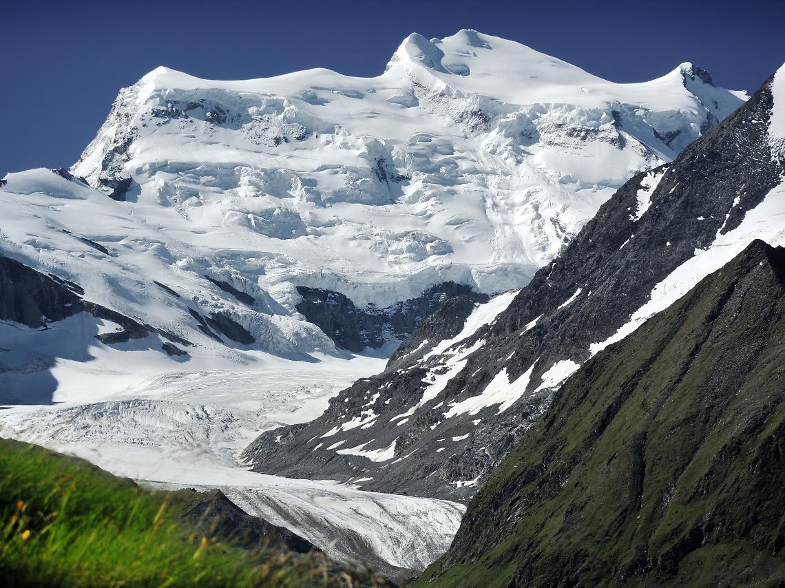 Crollano pezzi di un ghiacciaio sul Grand Combin: 2 morti e 9 feriti 