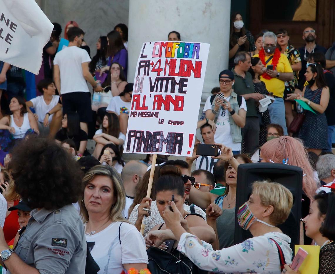 Napoli Pride, De Luca parteciperà al corteo