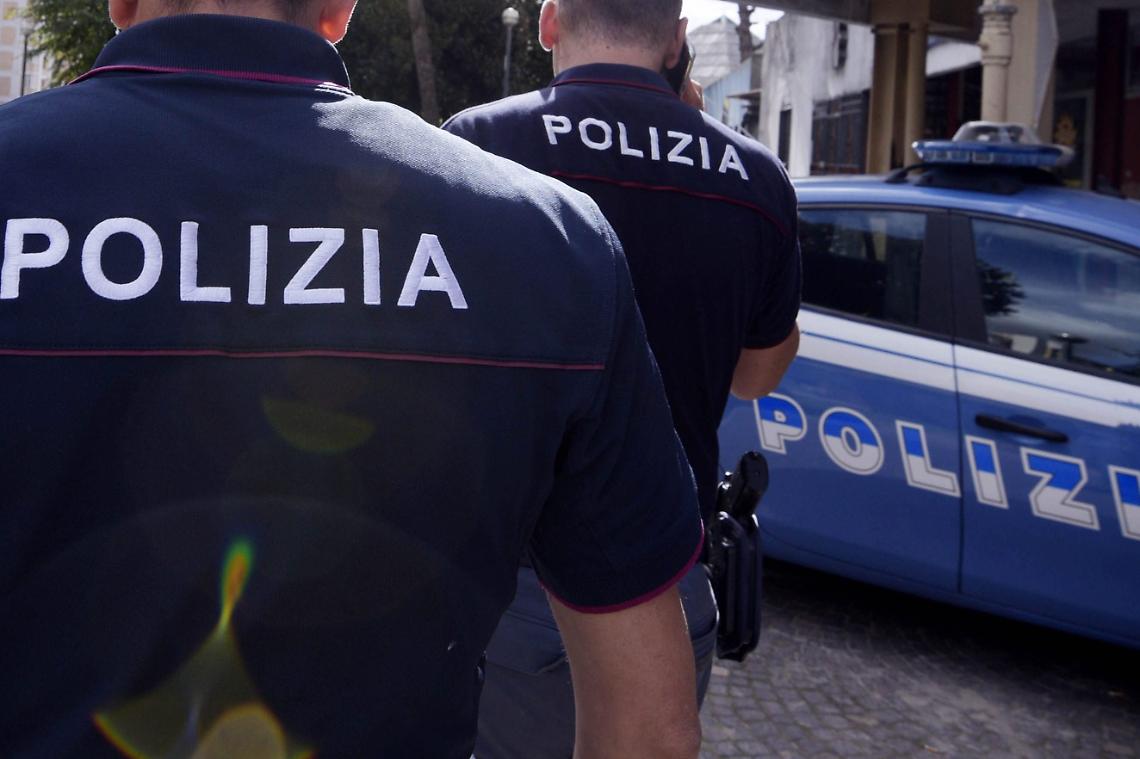 Evade e aggredisce figlio della ex e poliziotti, arrestato 54enne