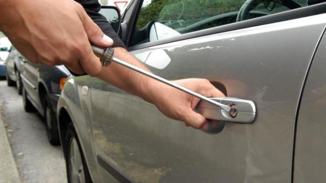 Tentano di rubare un'auto in sosta, due arresti 