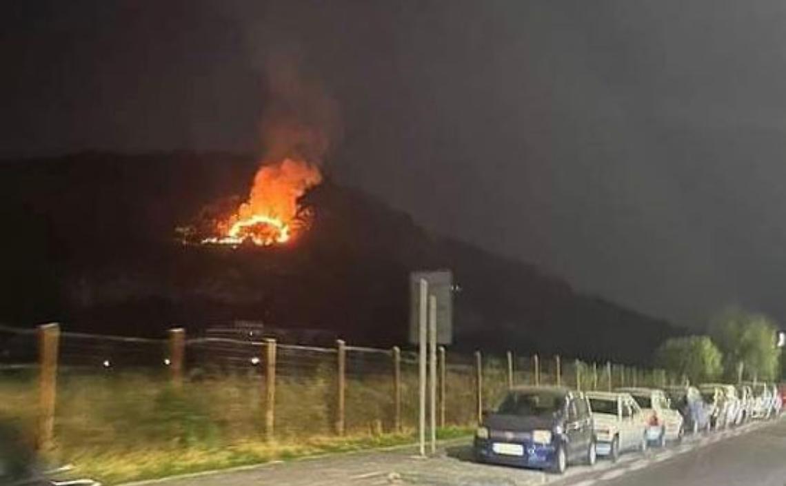 Vasto incendio a Pozzuoli, brucia monte Barbaro 