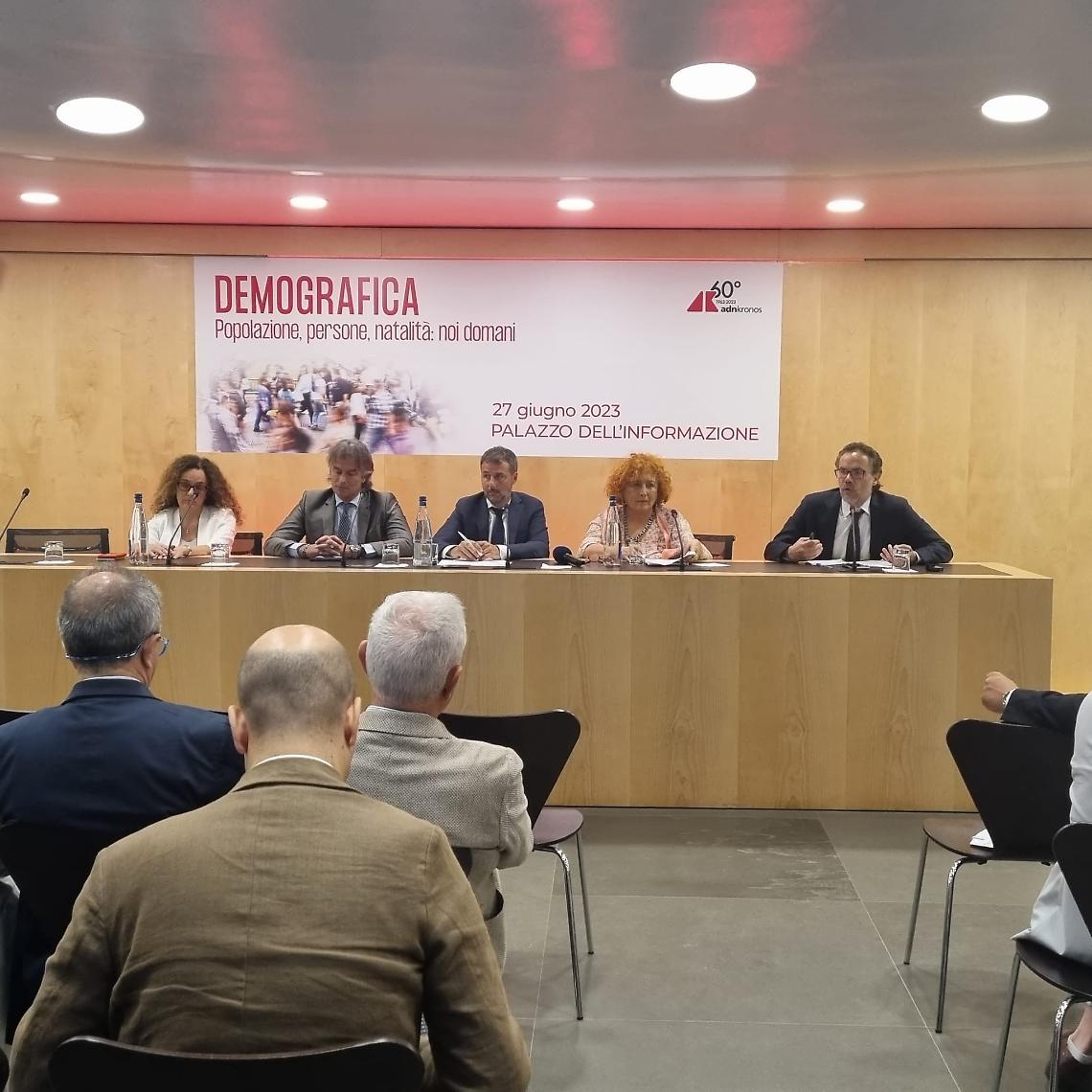 Crisi demografica, sondaggio Emg: non si fanno figli per le condizioni economiche