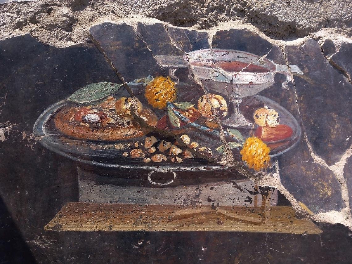 Nuova scoperta a Pompei, in un affresco un antenato della pizza