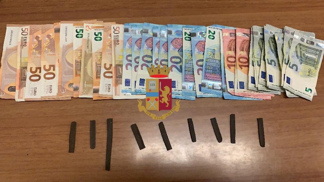 Tenta di investire gli agenti per sfuggire all'alt, arrestato