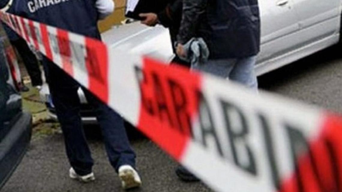 Uccide la compagna a coltellate e si lancia dal balcone