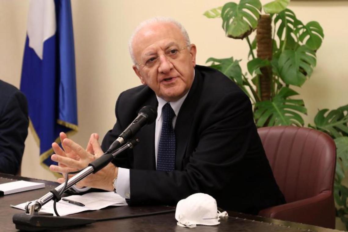 De Luca cita se stesso: «Ci vuole il lanciafiamme. Senza vaccini, le scuole non le apro»
