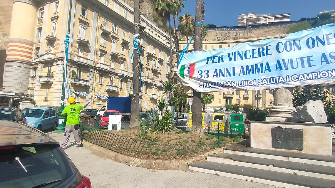 Rimossi addobbi per scudetto Napoli: oltre 40mila metri di nastri