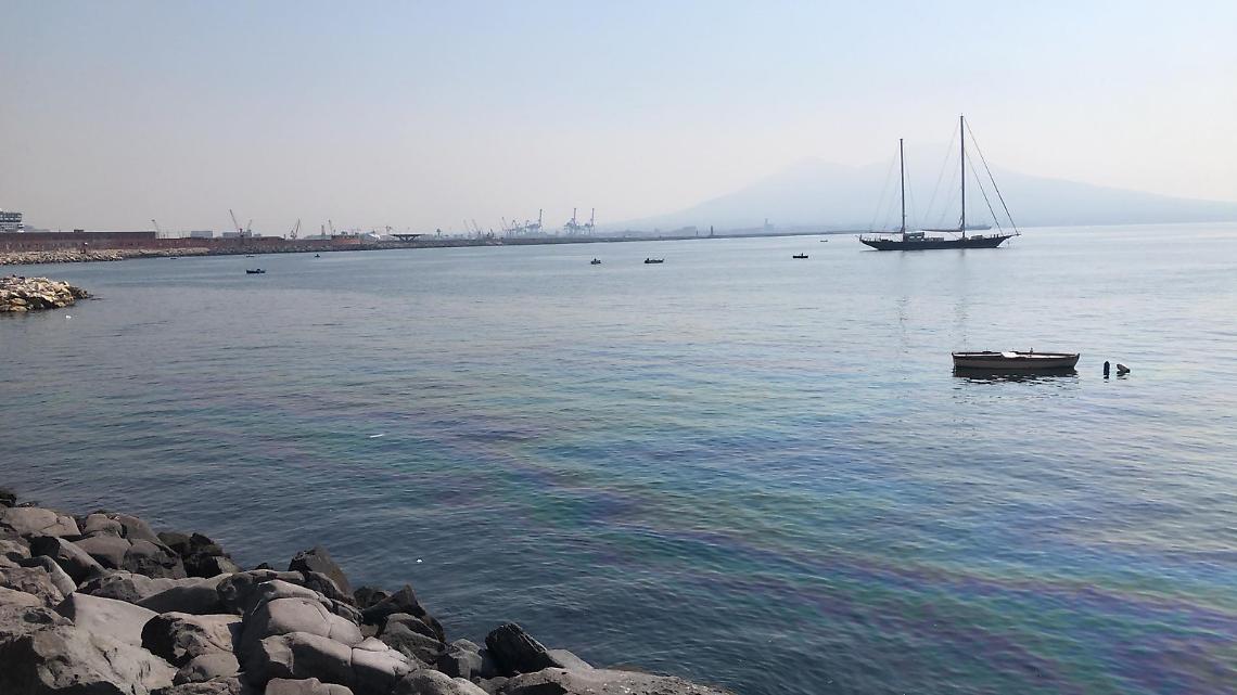 Lungomare, macchia di benzina a pelo d’acqua