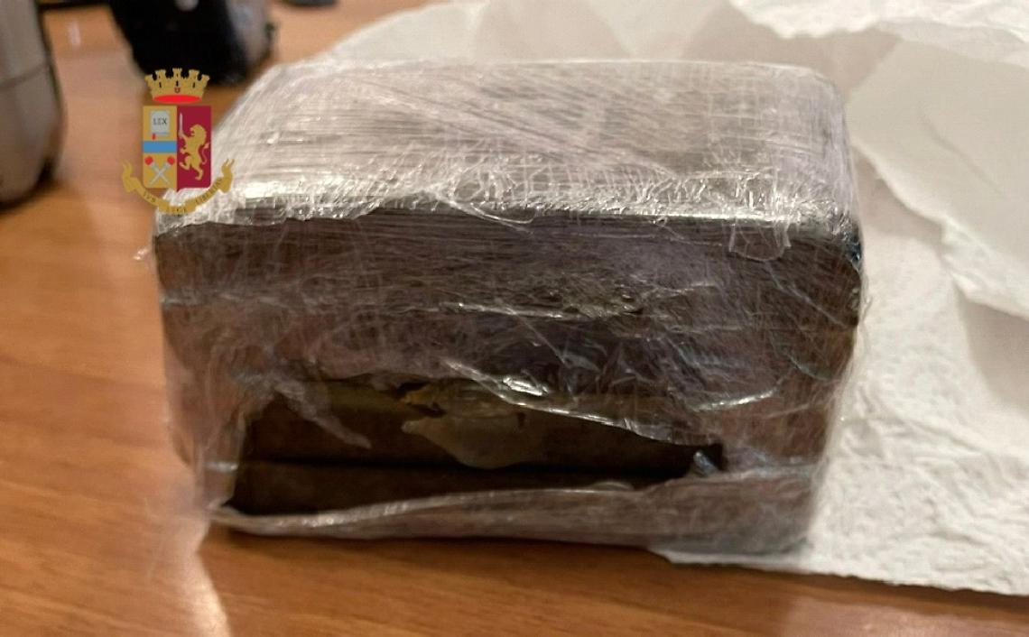 Barra, fugge all’alt e viene sorpreso con la droga: arrestato