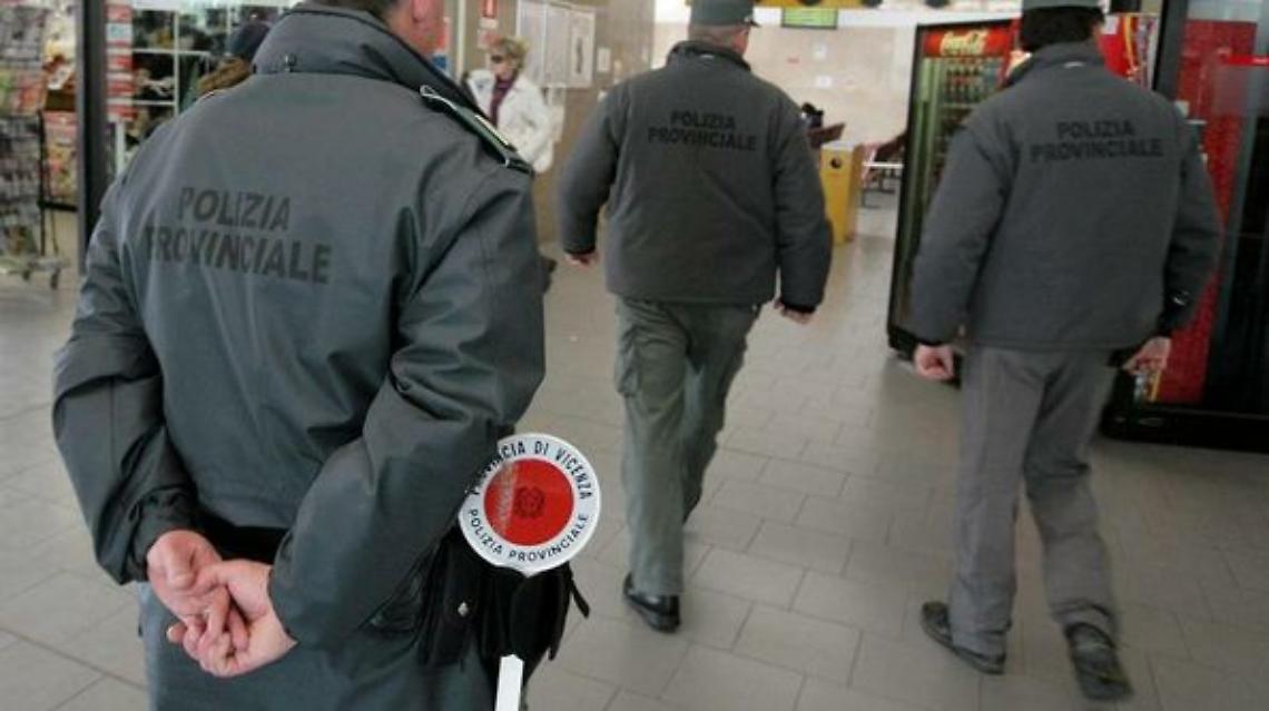 Atti falsi per l'azienda del nipote, interdetto funzionario comunale