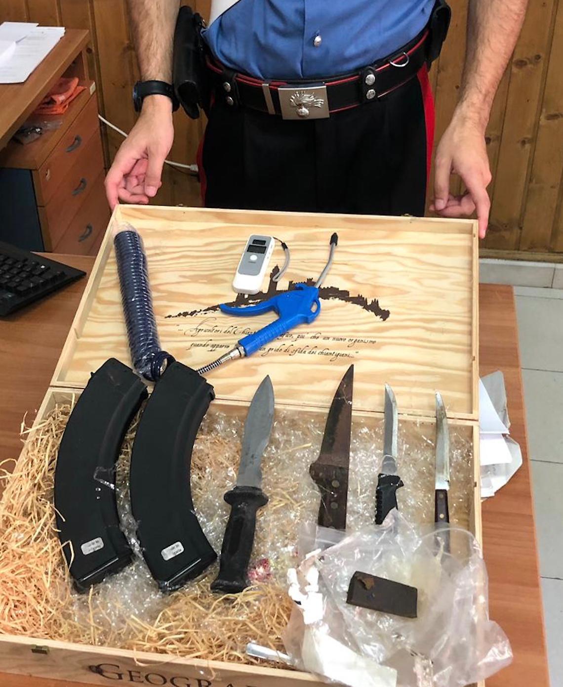 Qualiano, caricatori per kalashnikov e droga in un box: un arresto