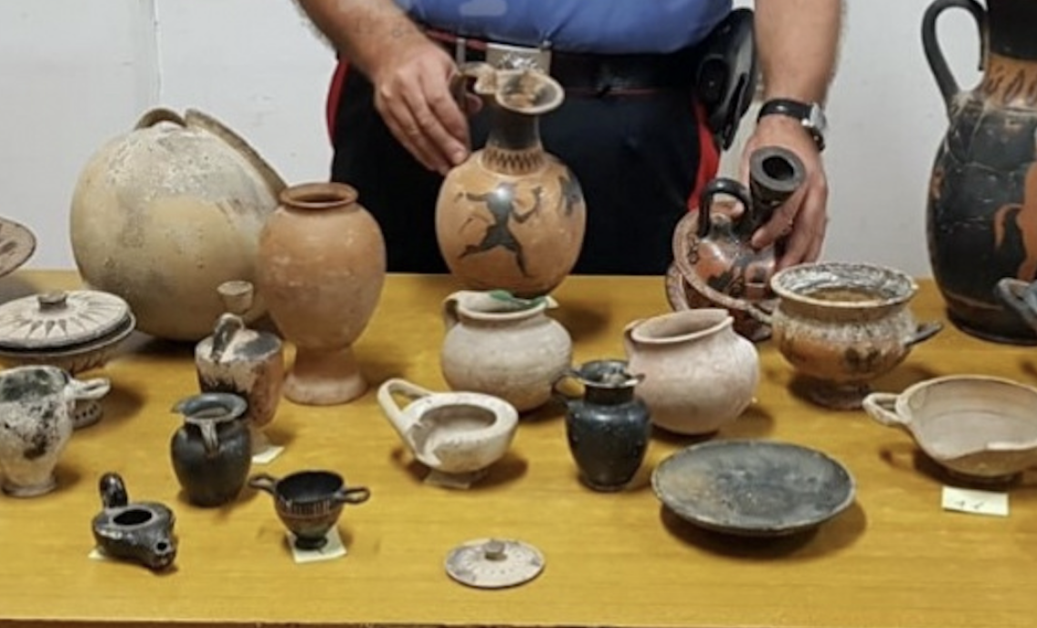 Ricettazione di reperti archeologici, due arresti